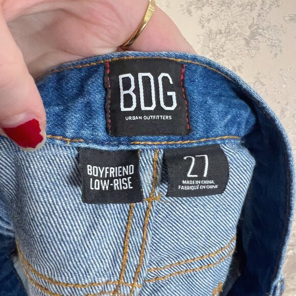 BDG Boyfriend Low-Rise Distressed Medium Wash Denim Shorts Jeans Shorts Size 27 - Picture 6 of 7